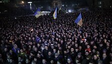 Kijevo Nepriklausomybės aik&scaron;tėje susirinkę žmonės
