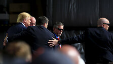 Slaptosios tarnybos agentai su D.Trumpu