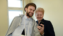 Prezidentė aplankė Vilniuje gydomą Euromaidano kovotoją