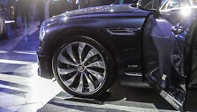 &bdquo;Bentley&ldquo; flagmanas &bdquo;Flying Spur&ldquo; pristatytas Vilniuje