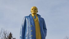 Ukrainos vėliavos spalvomis nudažytas Lenino paminklas