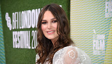 Keira Knightley filmo &bdquo;Vie&scaron;a paslaptis&ldquo; premjeroje Londone