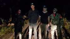  Derkas Johannesas Boltas ir Eugenio Ernestas Marie Follenderis tarp dviejų ELN sukilėlių