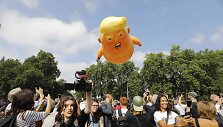 Londone į orą pakilo didžiulis &bdquo;Kūdikį Trumpą&ldquo; vaizduojantis balionas