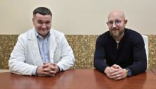 Laikinasis Respublikinės &Scaron;iaulių ligoninės direktorius Nerijus Rūk&scaron;telis (kairėje) ir gydytojas gastroenterologas Justas Birutis