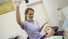 &Scaron;e&scaron;tadienį daugiavaikių &scaron;eimų vaikai lankėsi odontologijos klinikoje.