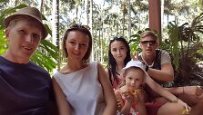 Viktorija Mauručaitė ir Artūras Butkevičius su dukra Angela bei Gabrielė Grygolaitytė-Vasha ir Ronaldas Rutkauskas