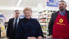 &Scaron;alies vadovė Dalia Grybauskaitė aukojo &bdquo;Maisto bankui&ldquo;