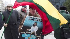  Protestuotojai prie vyriausiosios rinkimų komisijos pastato.