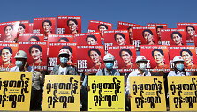Protestuotojai reikalauja Aung San Suu Kyi i&scaron;laisvinimo.