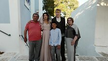Vasilijus Barchatovas ir Asmik Grigorian su &scaron;eima &ndash; tėčiu Gehamu Grigorianu, mama Irena Milkevičiūte ir sūnumi Nojumi