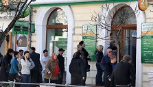 Eilė prie banko Sevastopolyje