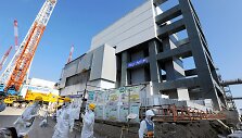 Branduolinio kuro strypų saugykla &scaron;alia Fuku&scaron;imos atominės elektrinės 4-ojo reaktoriaus pastato