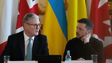 Keiras Starmeris ir Volodymyras Zelenskis / Christophe Ena / via REUTERS