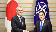 NATO vadovas Jensas Stoltenbergas ir Japonijos ministras pirmininkas Fumio Kishida