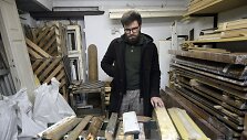 P. Konkulevičius garaže laiko sukauptą tarpukario baldų, Kauno Žaliakalnio medinių namų fasado dalių ir furnitūrų kolekciją. 