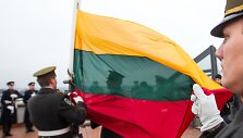 Gedimino pilies bok&scaron;te i&scaron;kelta Lietuvos vėliava
