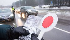 Tarptautinės Antikorupcijos dienos i&scaron;vakarėse Vilniuje surengta akcija &bdquo;Ky&scaron;is i&scaron;purvina&ldquo;