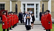 Margaret Thatcher pelenai buvo palaidoti greta jos velionio vyro Deniso Londone veikiančiuose kari&scaron;kių slaugos namuose, kuriuos ji ilgai rėmė.