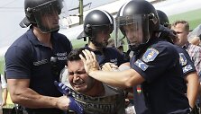 Migrantai i&scaron;laipinami prie pabėgėlių stovyklos Bičkėje