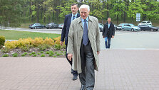Valdas Adamkus balsavo prezidento rinkimuose