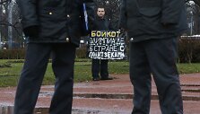 Protestuotojas Sankt Peterburge laiko plakatą &bdquo;Boikotuokite olimpiadą &scaron;alyje, turinčioje politinių kalinių&ldquo;