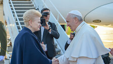 Prezidentė Dalia Grybauskaitė i&scaron;lydėjo Popiežių Pranci&scaron;kų