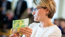 Pristatyti naujosios serijos &bdquo;Europa&ldquo; 100 ir 200 eurų banknotai
