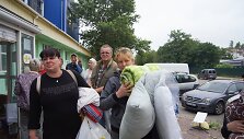 Vietiniams gyventojams reikia ne tik būtiniausių prekių, bet ir čiužinių bei rūbų.