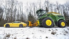 Kas bendra tarp sporti&scaron;ko &bdquo;Porsche 911 Carrera 4S&ldquo; ir traktoriaus &bdquo;John Deere&ldquo;?