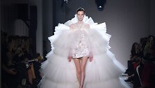 &bdquo;Giambattista Valli&ldquo; 2019 m. pavasario ir vasaros kolekcijos modelis