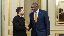 V. Zelenskis sveikinasi su britų užsienio reikalų sekretoriumi D. Lammy / HANDOUT / AFP