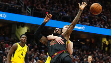 Domantas Sabonis ir LeBronas Jamesas