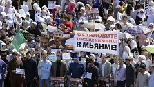 Čečėnijos lyderis subūrė didžiulę minią protestuojančią prie&scaron; rohinjų padėtį Mianmare