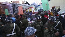 Pareigūnai prie sugriuvusio tilto Bolivijoje