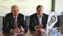 NKL prezidentas Remigijus &Scaron;taras ir UAB &bdquo;Mantinga&ldquo; direktorius Kęstutis Svitojus padėjo para&scaron;us ant rėmimo sutarties.
