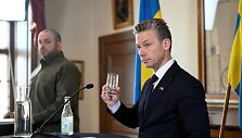 &Scaron;vedijos gynybos ministras Palas Jonsonas spaudos konferencijoje su savo kolega i&scaron; Ukrainos Rustemu Umerovu / Jessica Gow/TT / via REUTERS