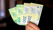 Pristatyti naujosios serijos &bdquo;Europa&ldquo; 100 ir 200 eurų banknotai
