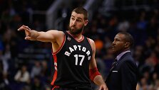 Jonas Valančiūnas ir Dwane'as Casey 