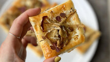 Sluoksniuotos te&scaron;los pyragėliai su grybais