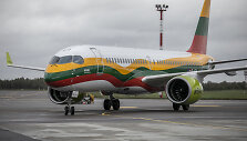 Lietuvos vėliavos spalvomis nudažyto lėktuvo &bdquo;Airbus A220-300&ldquo; pasitikimas Vilniaus oro uoste