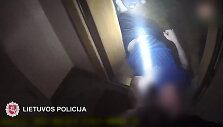 Policijos pareigūnas i&scaron; degančio buto i&scaron;tempė leisgyvį vyrą