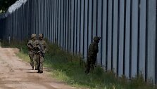 Lenkijos kariai patruliuoja prie Lenkijos-Baltarusijos sienos