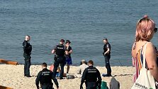 Dvi dienas i&scaron; eilės policijos pareigūnai į paplūdimį vyko raminti tos pačios girtos kompanijos