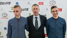 Broliai Krapikai su treneriu Alfonsu Buliuoliu