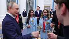 Vladimiras Putinas sveikino Rusijos atletus po Pekino žiemos olimpinių žaidynių.