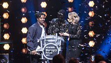 &bdquo;Mercury&ldquo; apdovanojimą laimėjo Sampha (kairėje)