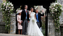 Jaunavedžiai Pippa Middleton ir Jamesas Matthewsas bei jo tėvas Davidas Matthewsas (de&scaron;inėje)