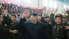 &Scaron;iaurės Korėjos lyderis Kim Jong-unas tarp &scaron;alies Gynybos mokslų akademijos darbuotojų