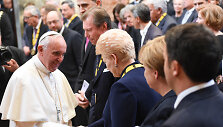 Prezidentė dalyvavo Tarptautinio Karolio Didžiojo apdovanojimo įteikimo Popiežiui Pranci&scaron;kui ceremonijoje